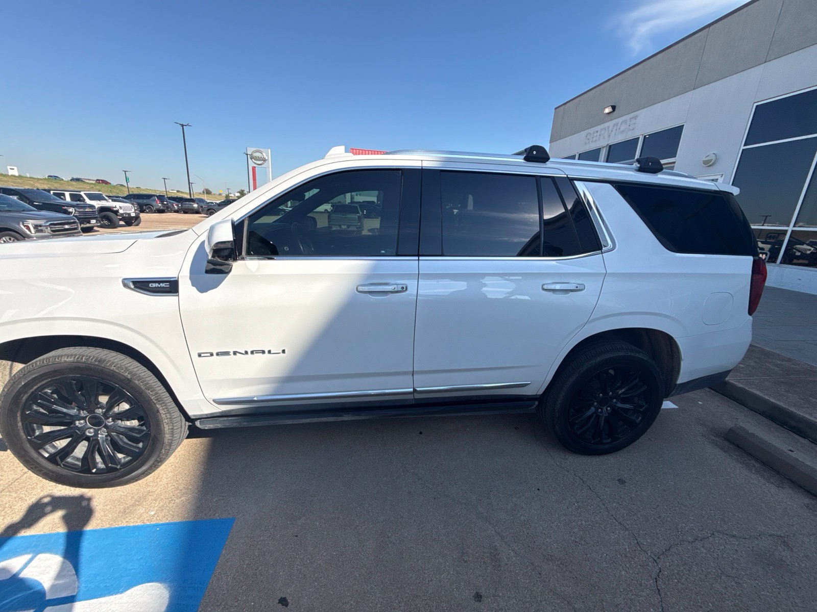 Used 2021 GMC Yukon Denali w/ Denali Premium Package AWD/4WD image 3