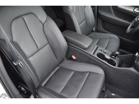 Certified 2025 Volvo XC40 B5 Core w/ Protection Package Premier image 28