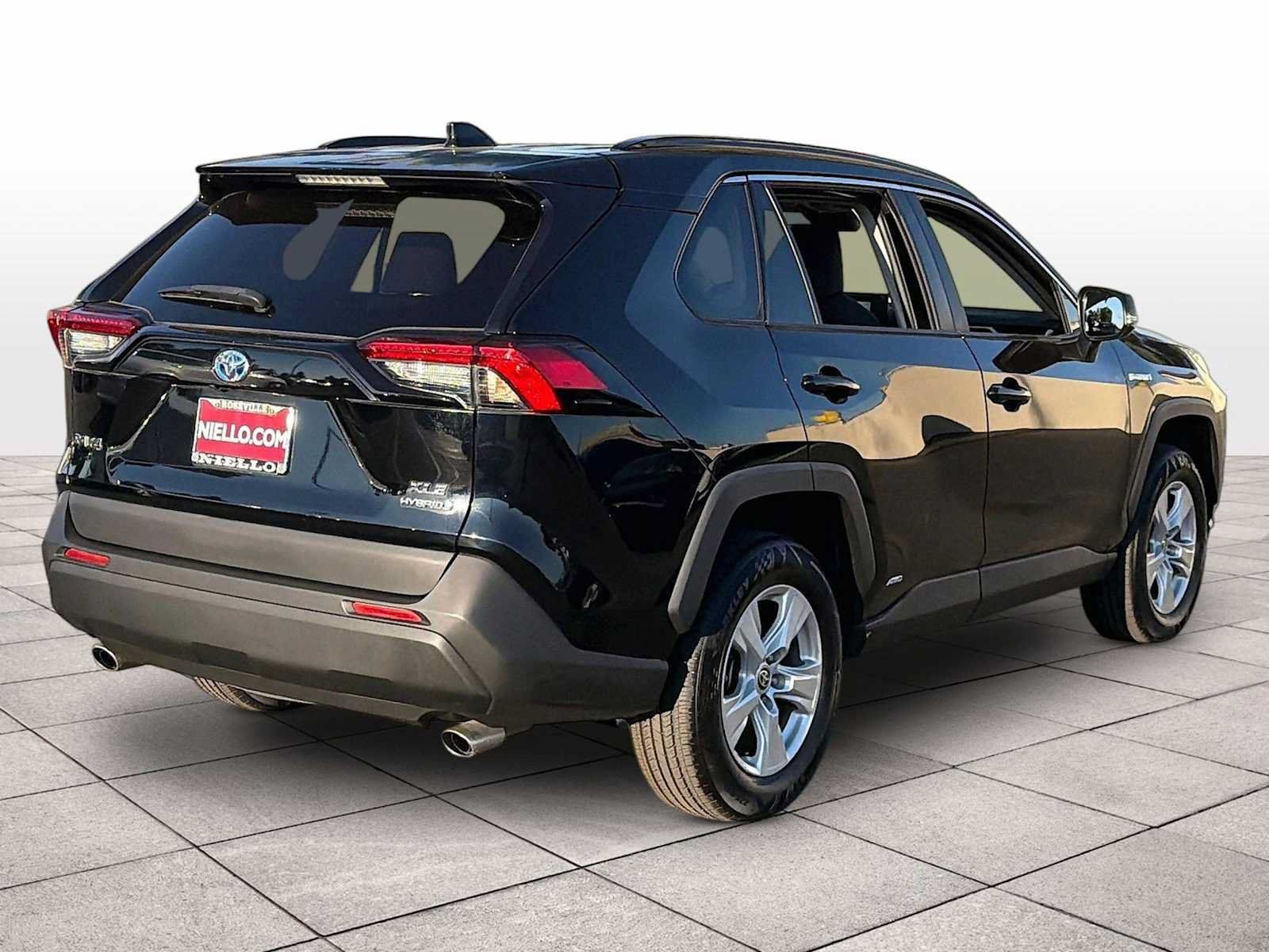 Used 2021 Toyota RAV4 XLE w/ Convenience Package AWD/4WD image 14