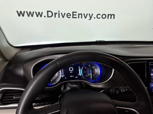Used 2022 Chrysler Pacifica Touring-L FWD image 25