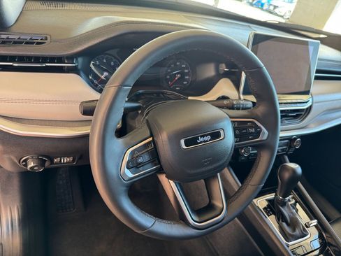 Used 2025 Jeep Compass Limited image 29