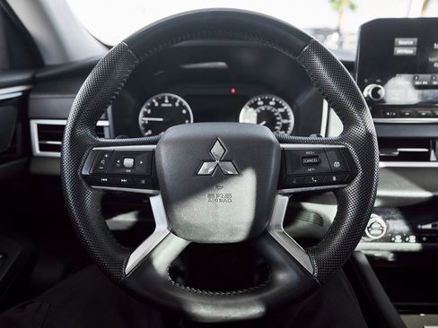 Used 2023 Mitsubishi Outlander SE image 31