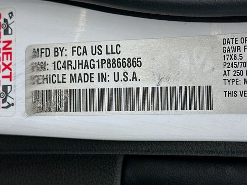 Used 2023 Jeep Grand Cherokee Laredo image 12