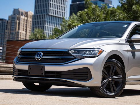 Used 2023 Volkswagen Jetta SE w/ Panoramic Sunroof Package FWD image 2