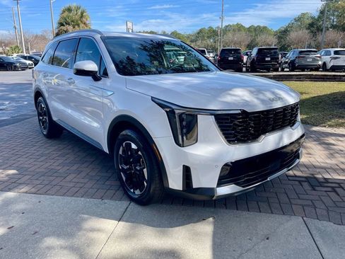 Used 2025 Kia Sorento S image 8