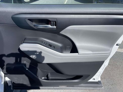Used 2023 Toyota Highlander XLE image 40
