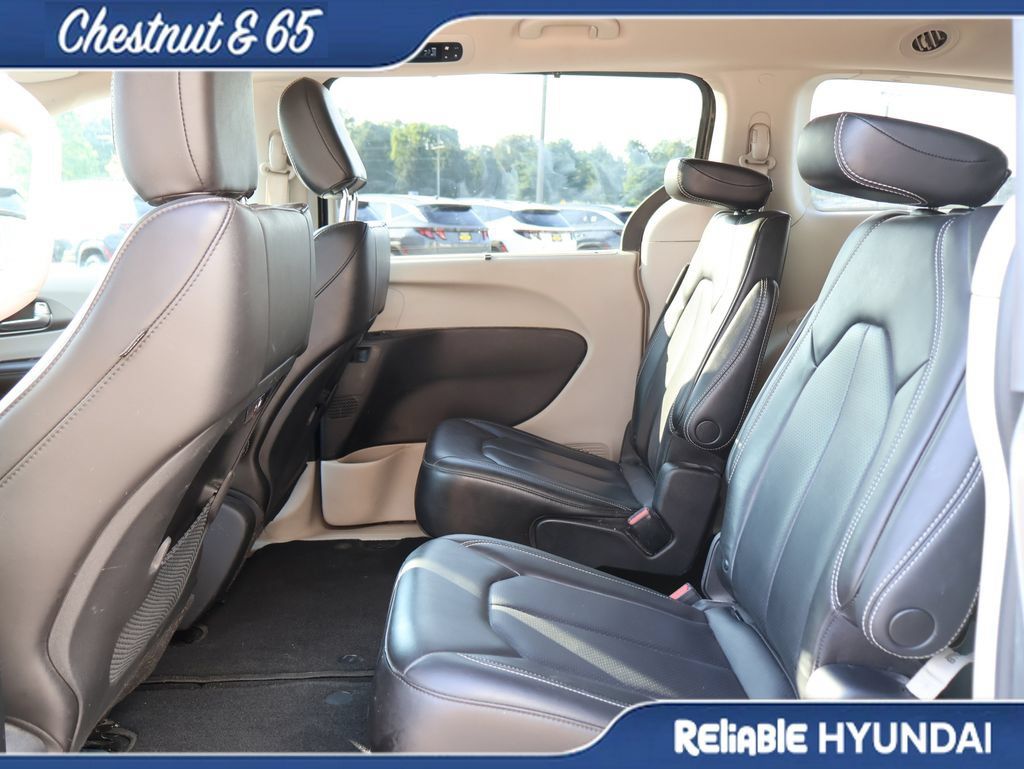 Used 2023 Chrysler Pacifica Touring-L AWD/4WD image 17