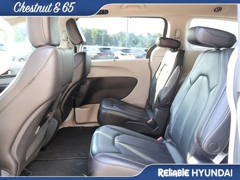 Used 2023 Chrysler Pacifica Touring-L AWD/4WD image 17