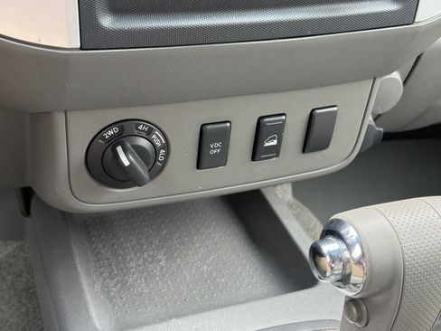 Used 2010 Nissan Frontier SE AWD/4WD image 21