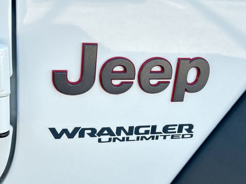 Used 2022 Jeep Wrangler Unlimited Rubicon w/ Xtreme Recon 35" Tire Package AWD/4WD image 8