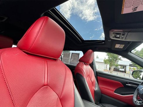 Used 2021 Toyota Highlander XSE image 18