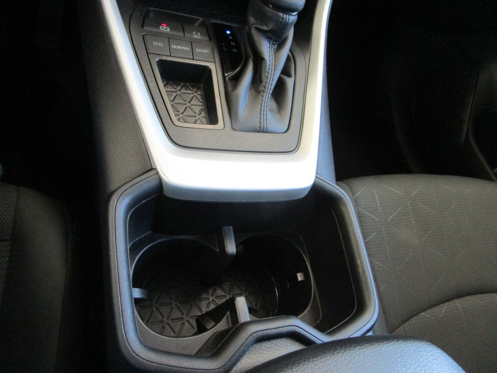 Used 2025 Toyota RAV4 XLE FWD image 35