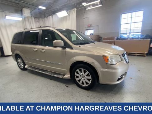 Used 2013 Chrysler Town & Country Touring FWD image 2