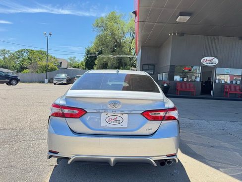 Used 2020 Toyota Camry SE FWD image 5