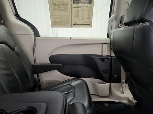 Used 2019 Chrysler Pacifica Touring-L FWD image 29