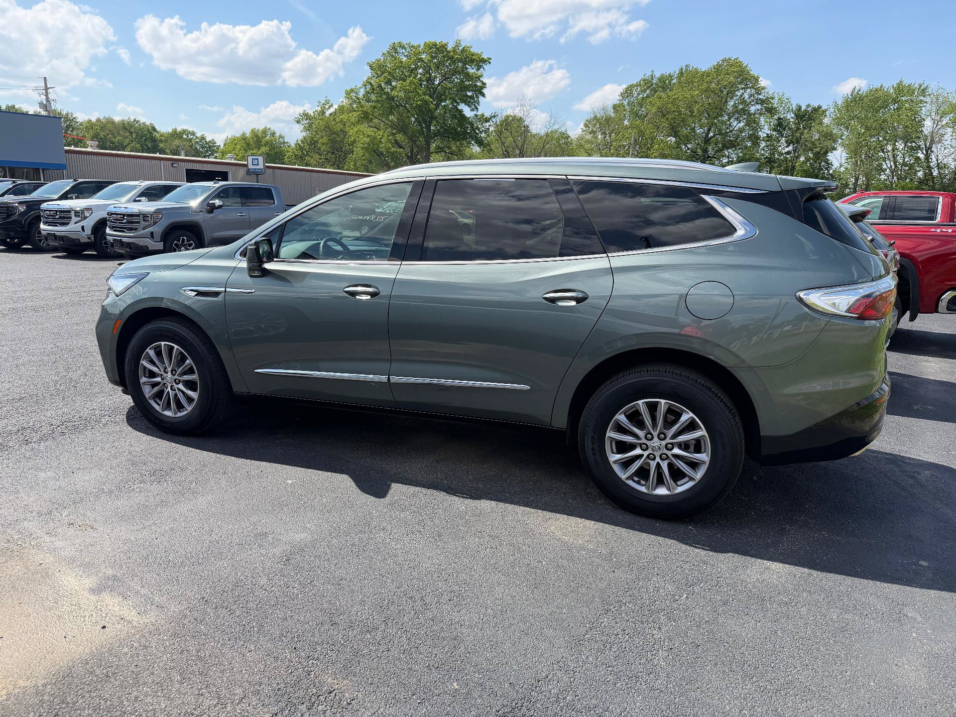 Used 2023 Buick Enclave Essence FWD image 2