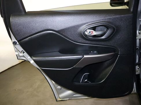 Used 2019 Jeep Cherokee Latitude Plus w/ Cold Weather Group AWD/4WD image 24