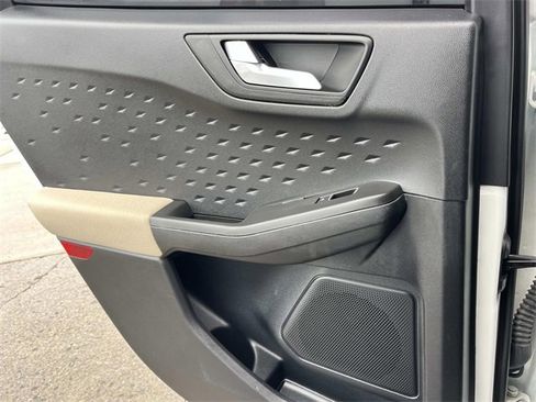 Used 2020 Ford Escape SE image 18