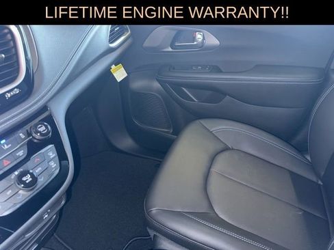 New 2026 Chrysler Pacifica Select w/ S Appearance Package image 28