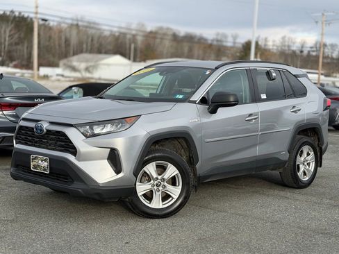 Used 2021 Toyota RAV4 LE image 1