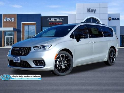 New 2026 Chrysler Pacifica Select w/ S Appearance Package image 1