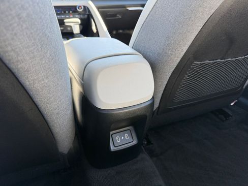 Used 2025 Hyundai Elantra Limited image 24