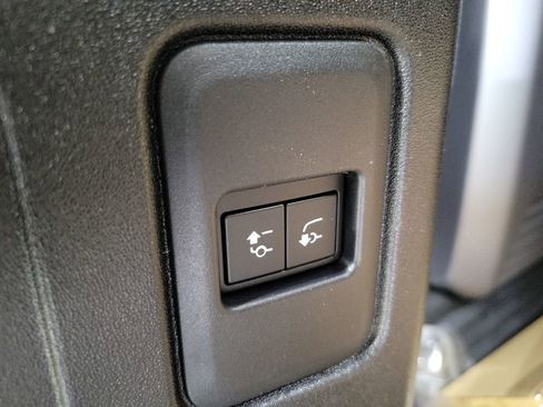 Used 2024 Land Rover Defender 110 SE image 31