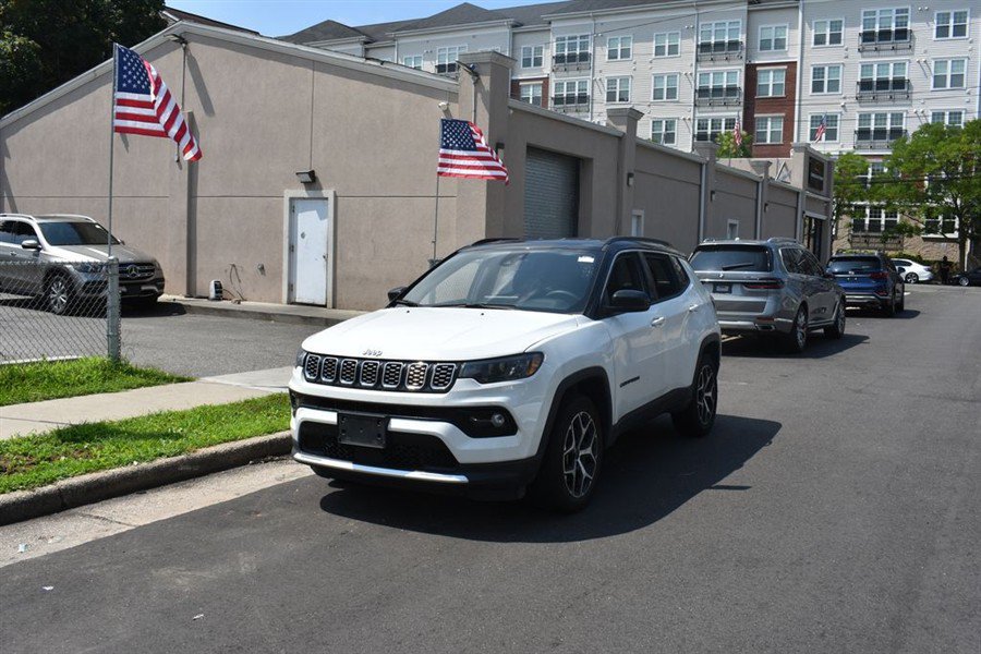 Used 2023 Jeep Compass Limited w/ Sun and Sound Group AWD/4WD image 2