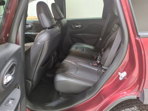 Used 2019 Jeep Cherokee Trailhawk AWD/4WD image 14