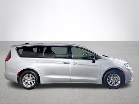 Used 2024 Chrysler Pacifica Touring-L FWD image 5