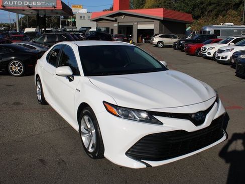 Used 2019 Toyota Camry LE image 1