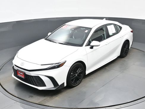 Used 2025 Toyota Camry SE image 35