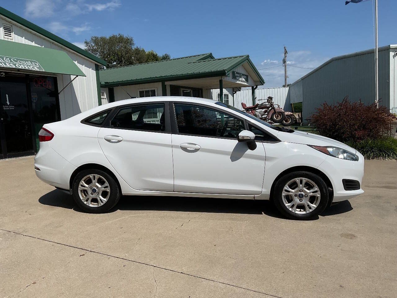 Used 2016 Ford Fiesta SE FWD image 2