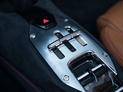 Used 2024 Ferrari SF90 Spider image 45