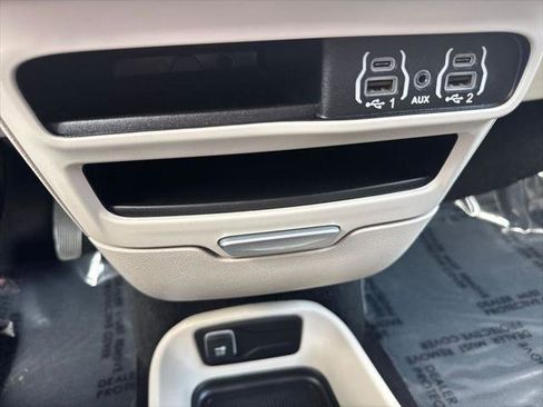 Certified 2023 Chrysler Pacifica Touring-L FWD image 28