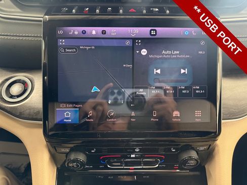 Used 2023 Jeep Grand Cherokee Limited w/ Black Appearance Package AWD/4WD image 25