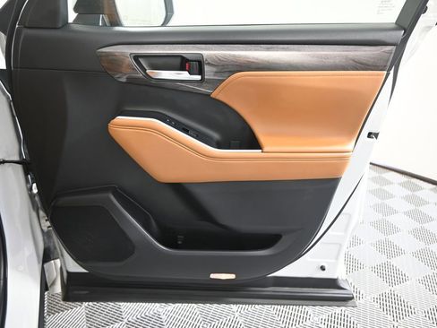 Used 2025 Toyota Highlander Platinum AWD/4WD image 12