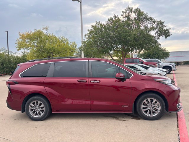 Used 2021 Toyota Sienna XLE FWD image 4
