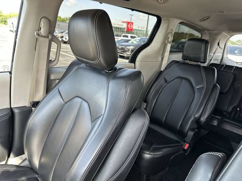 Used 2023 Chrysler Pacifica Touring-L FWD image 12