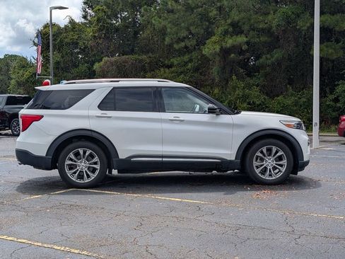 Used 2022 Ford Explorer Limited w/ Equipment Group 301A RWD image 2