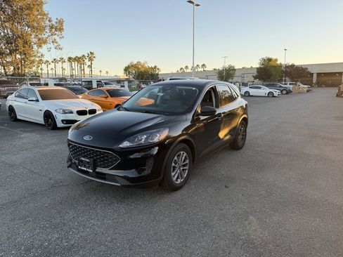 Used 2022 Ford Escape SE image 1
