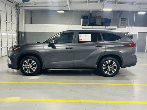 Used 2023 Toyota Highlander XLE image 18