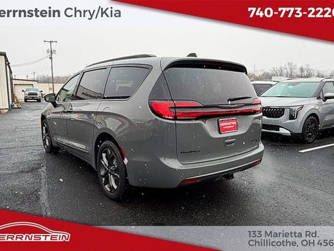 Used 2023 Chrysler Pacifica Touring-L w/ Road Tripper Package image 5