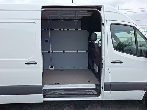 Used 2024 Mercedes-Benz Sprinter 2500 image 8