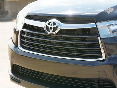 Used 2015 Toyota Highlander XLE FWD image 25
