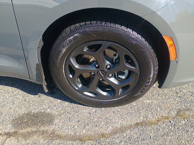 Used 2021 Chrysler Pacifica Limited w/ Uconnect Theater Family Group FWD image 10