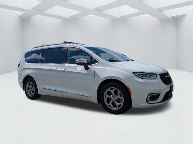 Used 2023 Chrysler Pacifica Limited FWD image 2