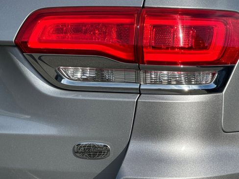 Used 2017 Jeep Grand Cherokee Overland image 12