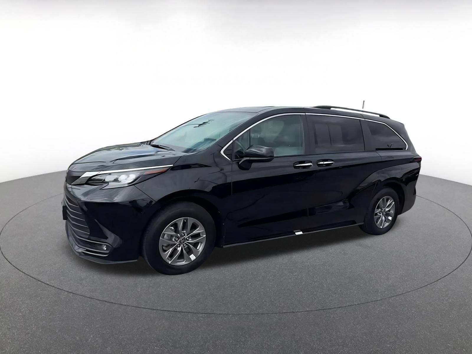 Used 2025 Toyota Sienna XLE FWD image 7