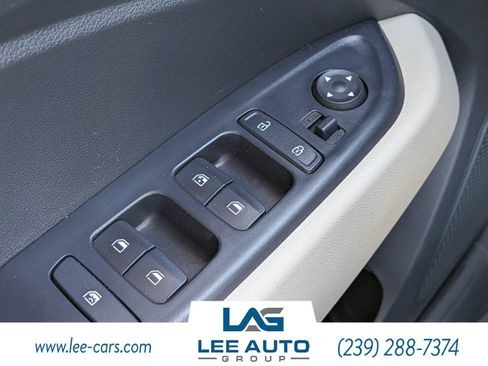 Used 2024 Hyundai Venue Limited image 17